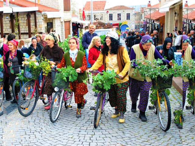 İkonik Alaçatı Ot Festivali ve Urla Enginar Çiçeği Festivali Turu - 2 Gece Otel Konaklamalı İstanbul Çıkışlı 